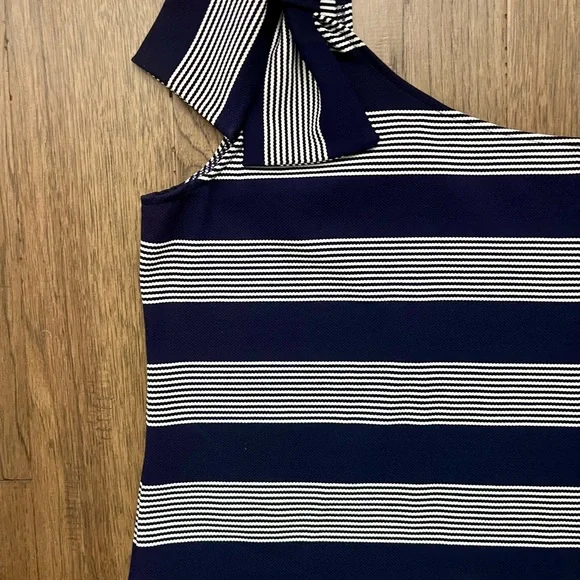BISHOP & YOUNG Navy Striped One Shoulder Bow Top Size Small - Picture 4 of 12